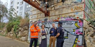 El alcalde de L'Eliana, Salva Torrent, junto a la cámara situada en el barranco