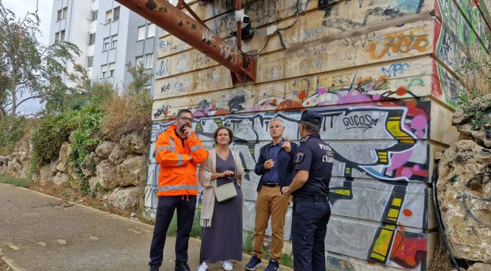 El alcalde de L'Eliana, Salva Torrent, junto a la cámara situada en el barranco