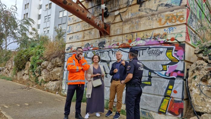 El alcalde de L'Eliana, Salva Torrent, junto a la cámara situada en el barranco