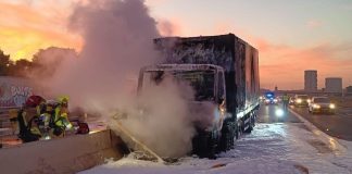 Bomberos actúan en el incendio del camión de la V-30