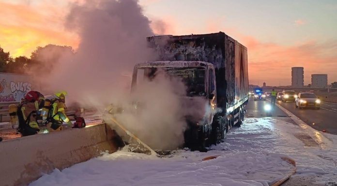 Arde un camión en la V-30 y colapsa los accesos a València Bomberos actúan en el incendio del camión de la V-30