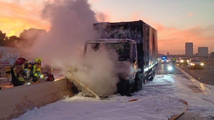 Bomberos actúan en el incendio del camión de la V-30