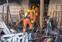 Bomberos accediendo a la vivienda incendiada en Gandia