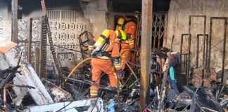 Bomberos accediendo a la vivienda incendiada en Gandia