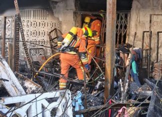 Bomberos accediendo a la vivienda incendiada en Gandia