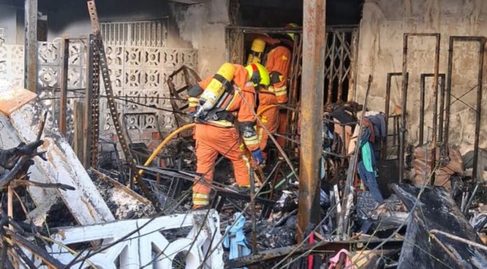 Quince heridos tras un incendio en un edificio en Gandía Bomberos accediendo a la vivienda incendiada en Gandia