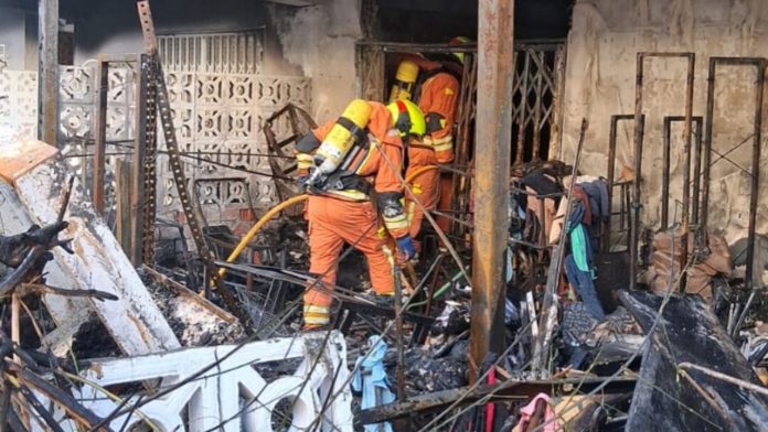 Bomberos accediendo a la vivienda incendiada en Gandia