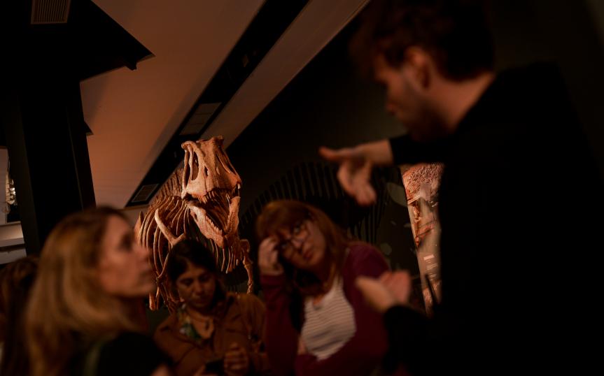 Unos visitantes hablan frente al dinosaurio Tyrannotitan en CaixaForum València. Raul Sánchez / Fundación "la Caixa"