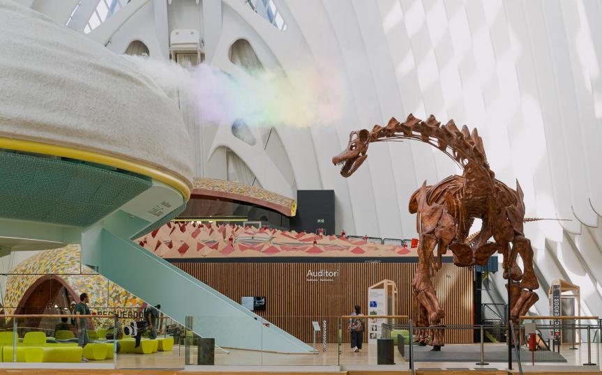 Vista general del dinosaurio Patagotitan Mayorum en la plaza Ágora de CaixaForum València. Raul Sánchez / Fundación "la Caixa"