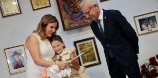 Marta Mercader Roig junto a la alcaldesa de Valencia y el concejal de Fallas