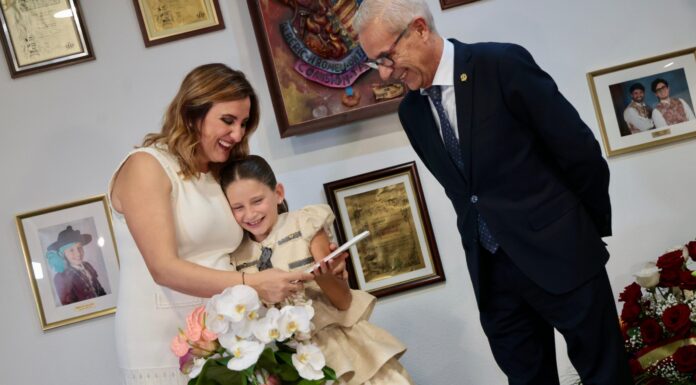 Marta Mercader Roig, FMI de Valencia 2026, se emociona con la llamada Marta Mercader Roig junto a la alcaldesa de Valencia y el concejal de Fallas