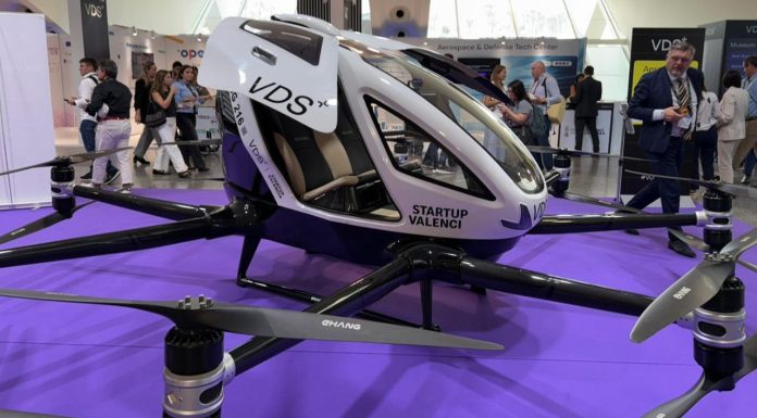 El primer taxi volador de España se presenta en València El taxi volador EHang216 Aircraft