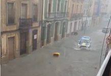 Las calles de Carcaixent se llenan de medio metro de agua