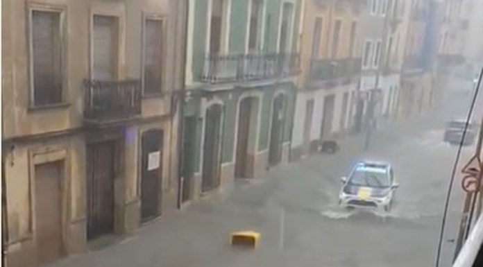 Las calles de Carcaixent se llenan de medio metro de agua