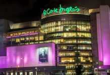El Corte Inglés de Avenida de Francia ilumina su fachada de rosa en apoyo a la lucha contra el cáncer de mama El Corte Inglés de Avenida de Francia ilumina su fachada de rosa en apoyo a la lucha contra el cáncer de mama