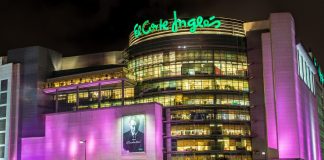 El Corte Inglés de Avenida de Francia ilumina su fachada de rosa en apoyo a la lucha contra el cáncer de mama