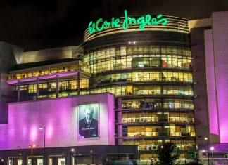 El Corte Inglés de Avenida de Francia ilumina su fachada de rosa en apoyo a la lucha contra el cáncer de mama