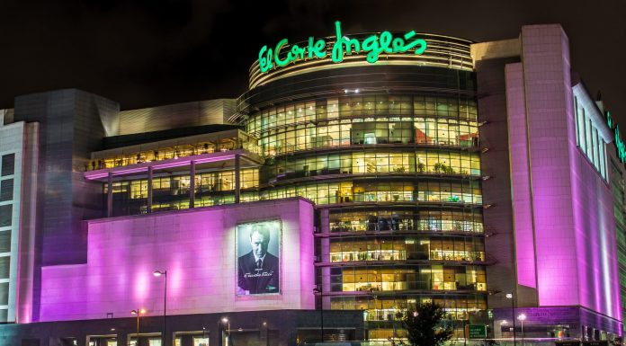 El Corte Inglés de Avenida de Francia ilumina su fachada de rosa en apoyo a la lucha contra el cáncer de mama El Corte Inglés de Avenida de Francia ilumina su fachada de rosa en apoyo a la lucha contra el cáncer de mama