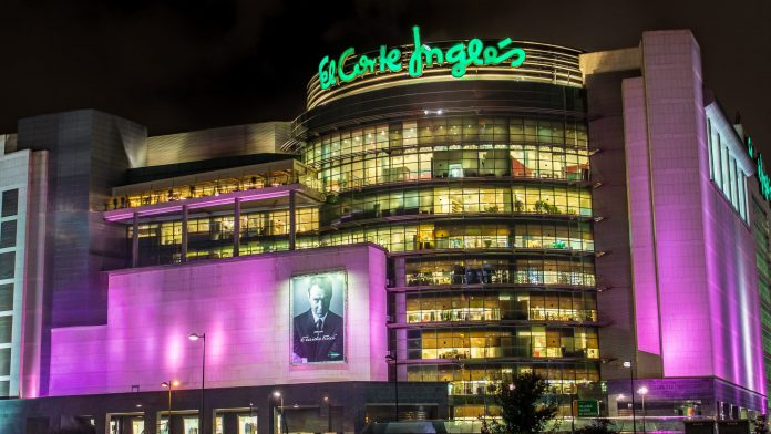 El Corte Inglés de Avenida de Francia ilumina su fachada de rosa en apoyo a la lucha contra el cáncer de mama