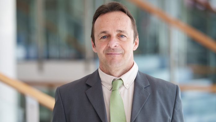 7televalencia - Periodista Héctor González Lo Rat Penat premia al periodista Héctor González y a las Fuerzas Armadas con el "Crit Valencià de l'Any"