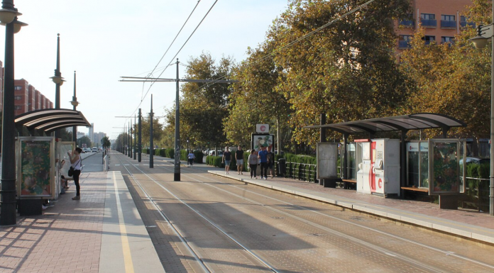 Herida grave una niña de 14 años al ser atropellada por un tranvía en Tarongers Herida grave una niña de 14 años al ser atropellada por un tranvía en Tarongers