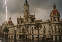 Un rayo impacta dos veces en el barrio de Jesús