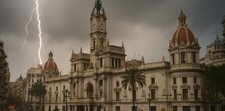 Un rayo impacta dos veces en el barrio de Jesús