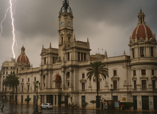 Un rayo impacta dos veces en el barrio de Jesús