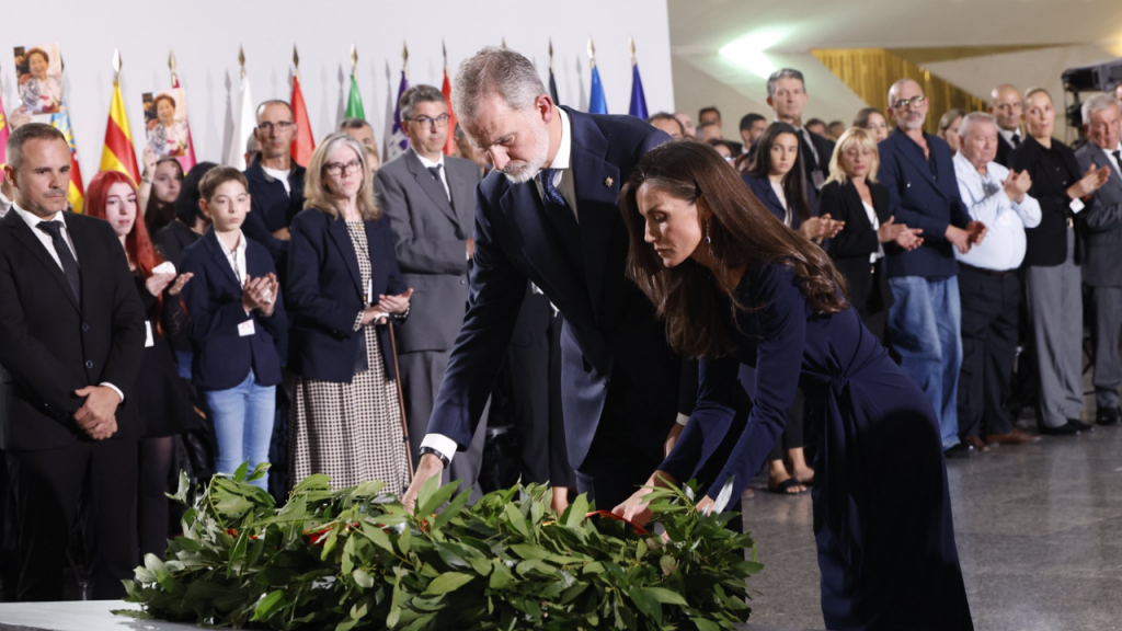 Felipe VI pide “seguir analizando las causas y circunstancias” de la catástrofe de la DANA