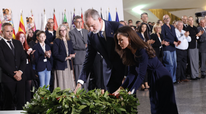 Felipe VI pide “seguir analizando las causas y circunstancias” de la catástrofe de la DANA Felipe VI pide “seguir analizando las causas y circunstancias” de la catástrofe de la DANA