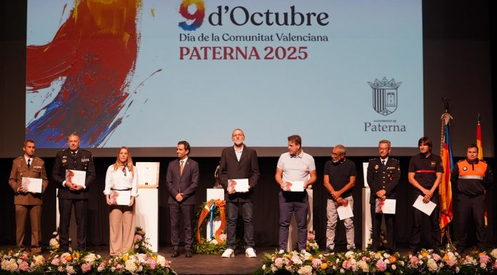 Paterna entrega las Insignias de Oro de la Vila en el acto del 9 de Octubre Paterna homenajea la solidaridad del pueblo paternero en un emotivo acto para conmemorar el 9 de Octubre con la entrega de las Insignias de Oro de la Vila
