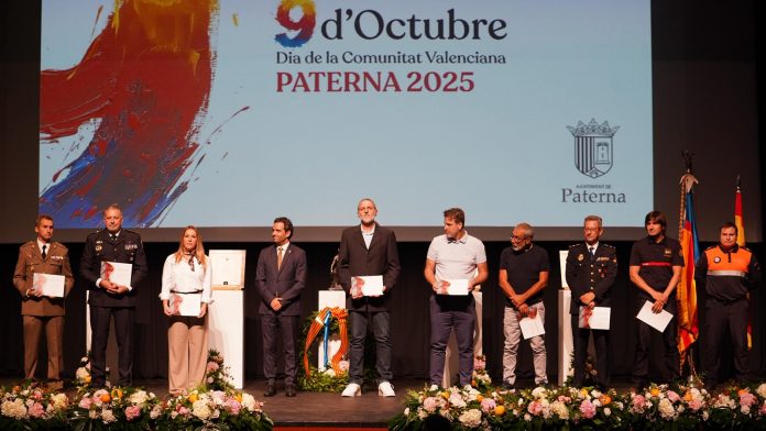 7TeleValencia - Sagredo junto a los representantes del pueblo de Paterna con las menciones especiales por su compromiso y ayuda en la Dana. Paterna homenajea la solidaridad del pueblo paternero en un emotivo acto para conmemorar el 9 de Octubre con la entrega de las Insignias de Oro de la Vila