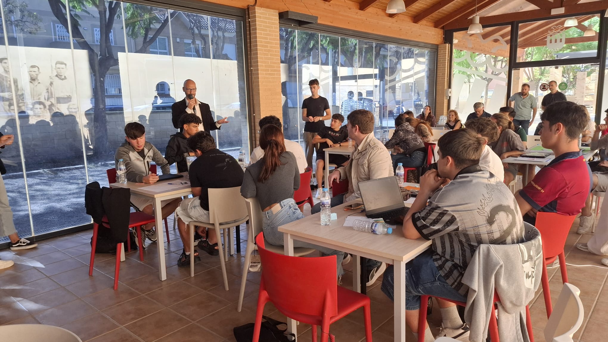 El alumnado del IES La Sénia propone soluciones para reactivar el comercio local tras la DANA