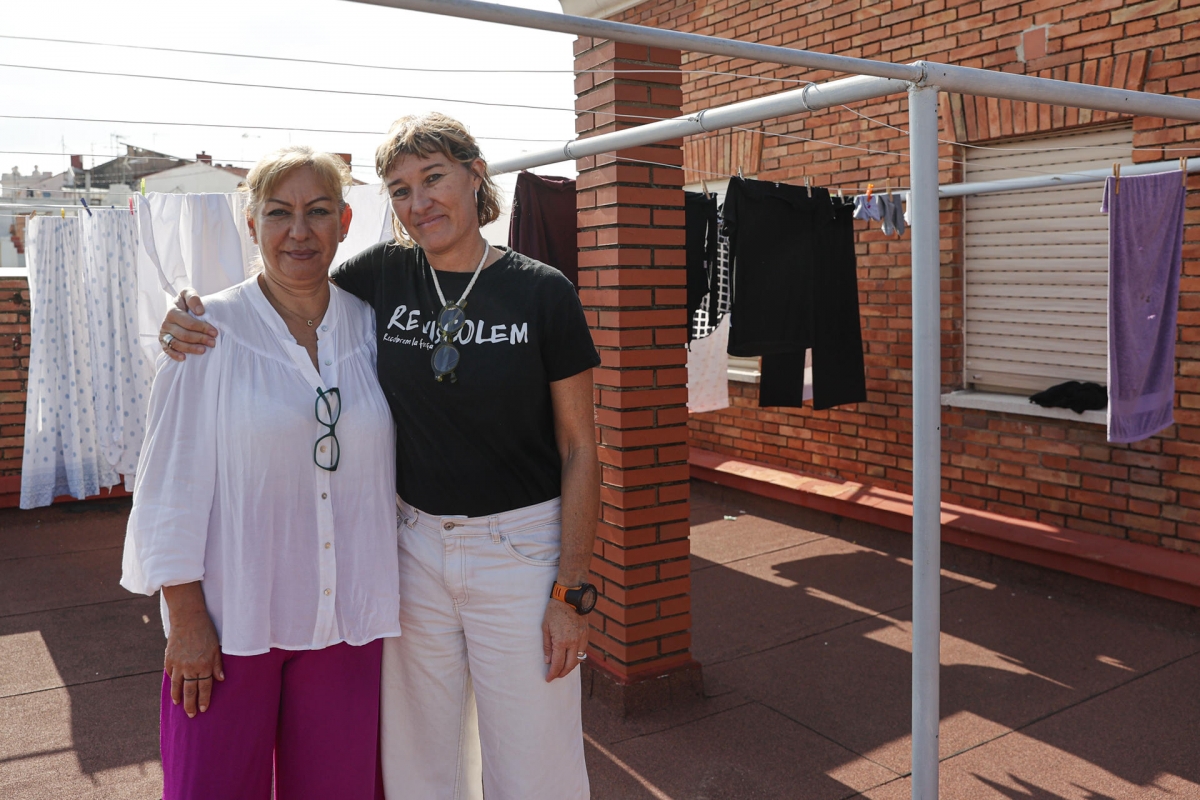 La coordinadora en València del Área de Hospitalidad del SJM, Lorena Fababú (d), y Yolanda Rojas. Foto: EFE/MANUEL BRUQUE