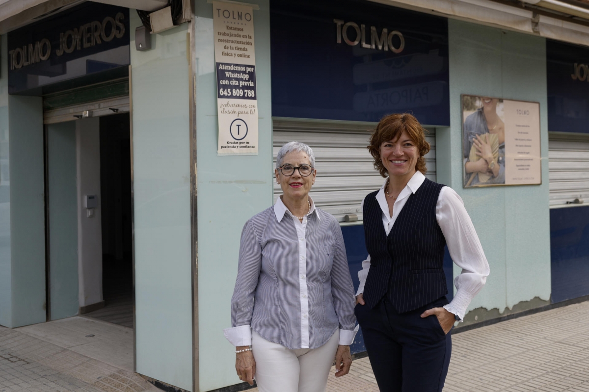 En la imagen Consuelo, junto a su hija Mónica, en su joyería. Foto: EFE/KAI FÖRSTERLING