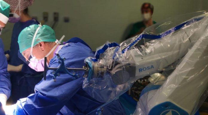 El Hospital Clínico innova con cirugía robótica en intervenciones de prótesis de cadera