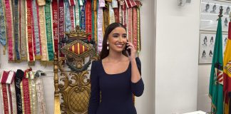 Carmen Prades, teléfono en mano