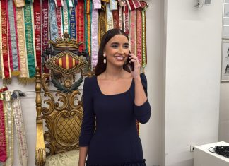 Carmen Prades, teléfono en mano