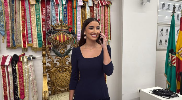 Carmen Prades, teléfono en mano