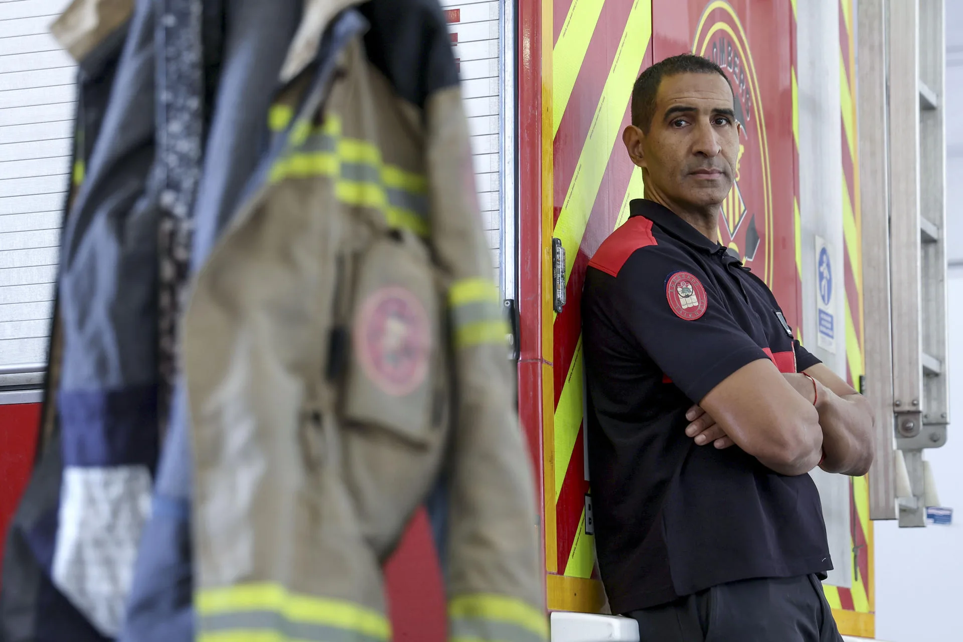 El bombero del Parque Sur de València Jorge Ondo, que fue movilizado la noche del 29 de octubre de 2024 y actuó en las emergencias los días posteriores. EFE/Miguel Ángel Polo.