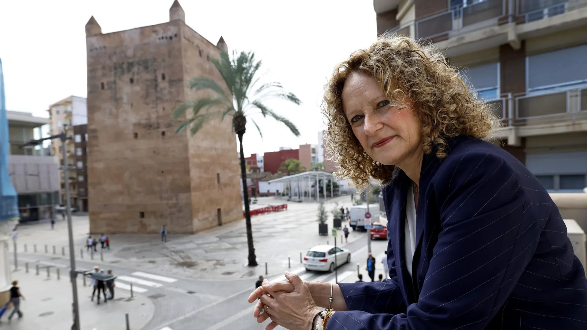 La alcaldesa de Torrent en un momento de la entrevista con la Torre al fondo / EFE