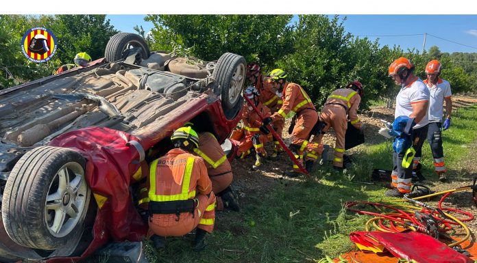 Un coche pierde el control en Pedralba y acaba en un campo