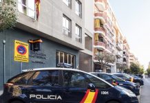 Dos hombres abandonan a un familiar menor de edad en la puerta de una comisaría de Gandia