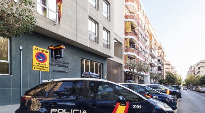 Dos hombres abandonan a un familiar menor de edad en la puerta de una comisaría de Gandia