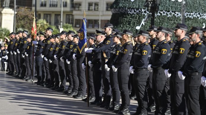 194 nuevos policías locales recogen sus despachos e incrementan la plantilla de la Policía Local de València