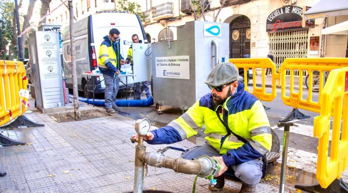 Así se limpia la red de agua potable de toda la ciudad de Valencia