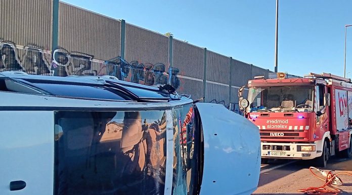 Vuelca un coche tras un accidente en la Ronda Norte