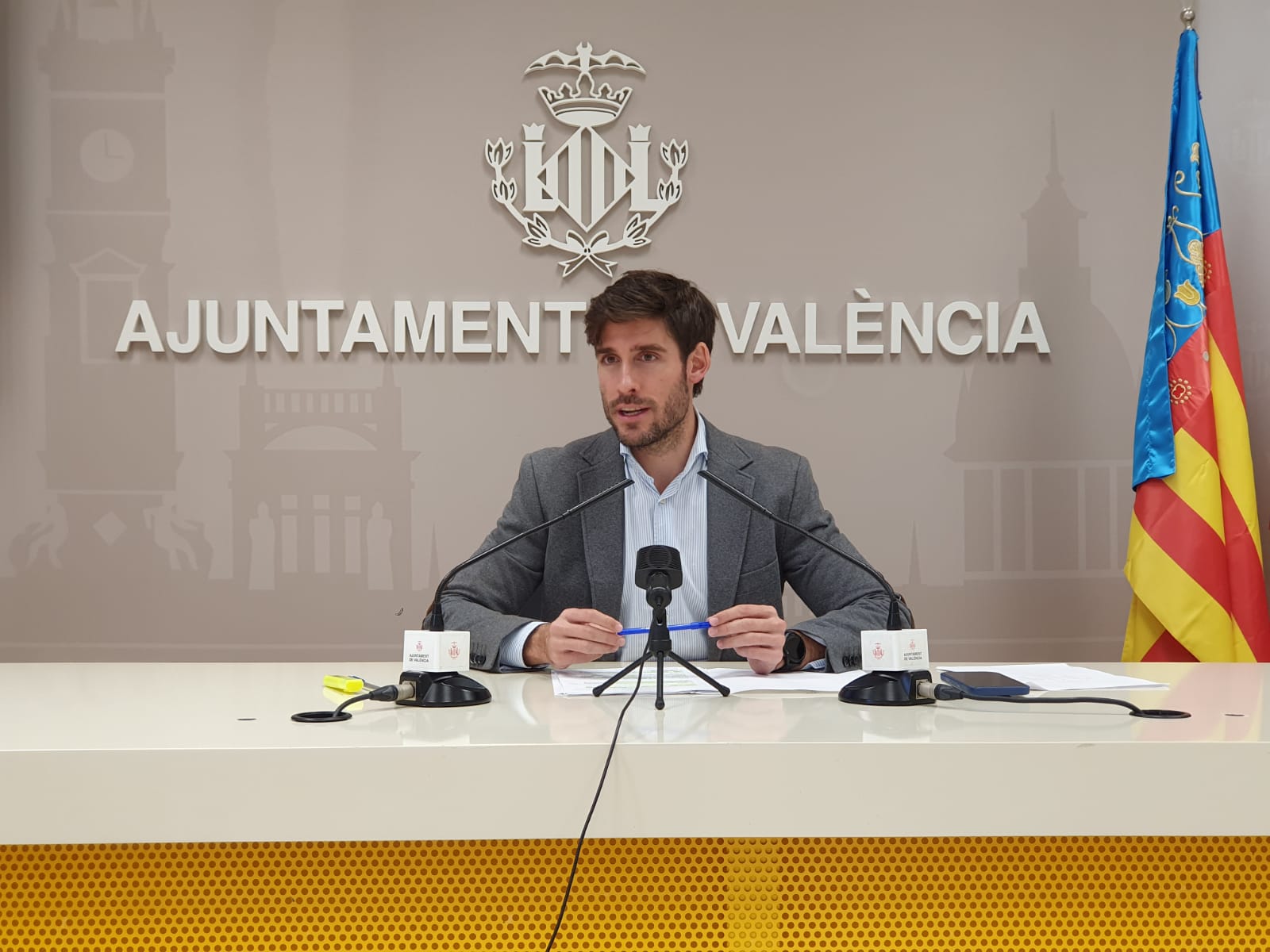 Juan Carlos Caballero anunciando las subvenciones para los monumentos falleros de 2026