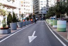 A la izquierda los nuevos maceteros y a la derecha los antiguos