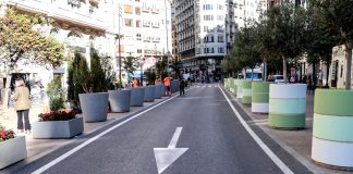 A la izquierda los nuevos maceteros y a la derecha los antiguos